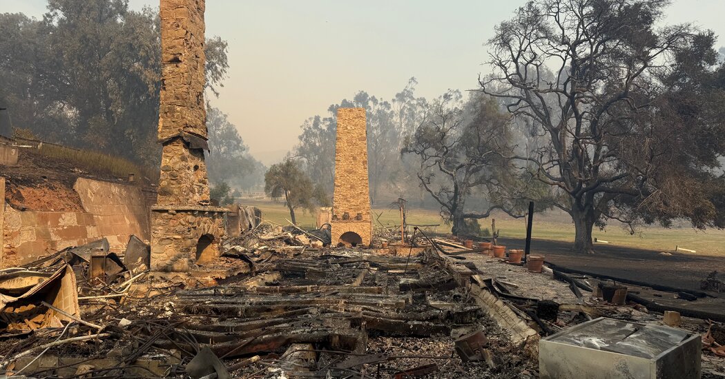 Enquanto as chamas do incêndio consomem joias arquitetônicas, um sucesso na ‘Velha Califórnia’