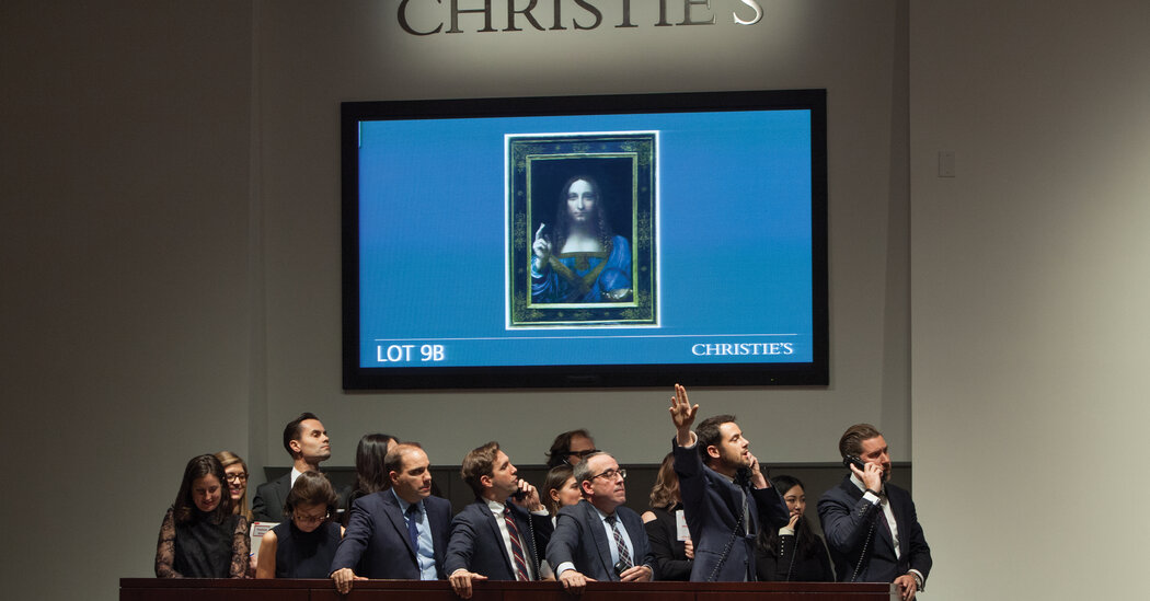 À medida que as vendas de arte caem, Christie’s e Sotheby’s se voltam para o luxo