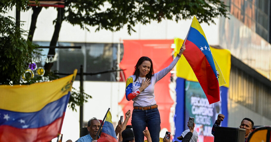 Líder da oposição venezuelana, Maria Corina Machado, é libertada após ser detida