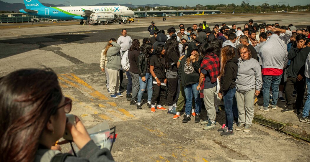 Como a Guatemala planeja reassentar carregamentos de aviões de deportados dos EUA