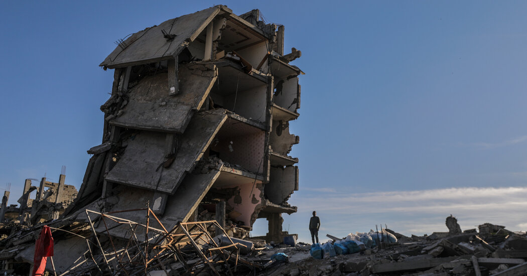 À medida que o cessar-fogo se estabelece, os habitantes de Gaza regressam às casas destruídas