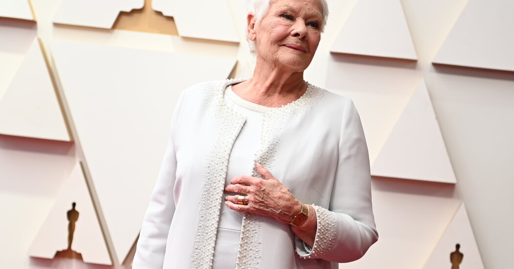 Judi Dench diz que não vai mais aos eventos sozinha, citando perda de visão