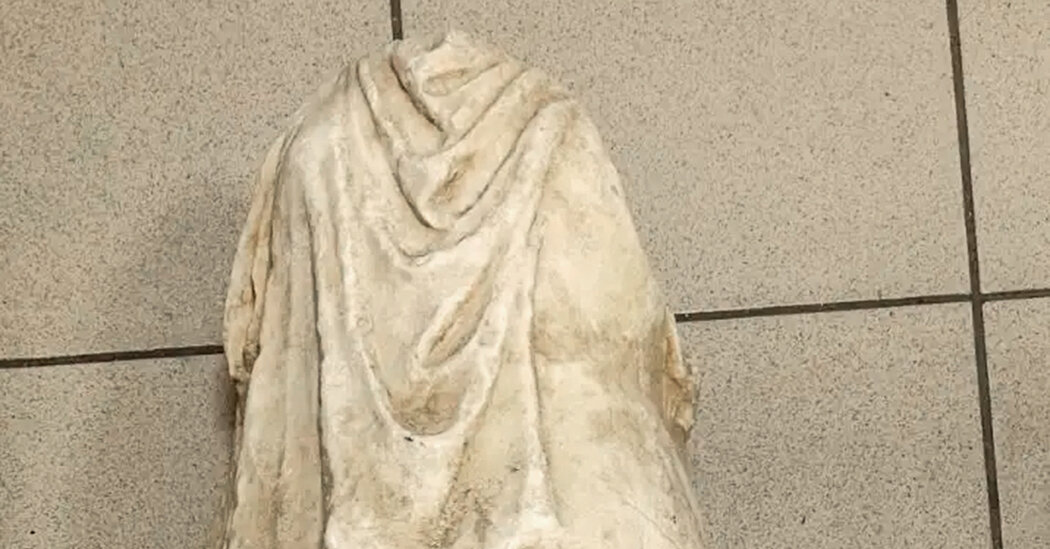 Uma antiga estátua sem cabeça é encontrada em meio ao lixo na Grécia