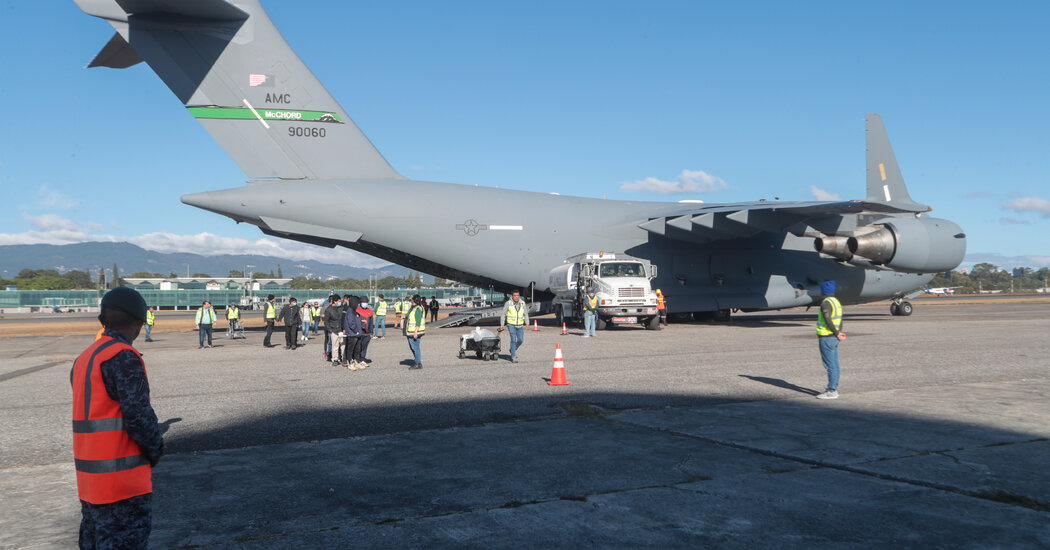 Os aviões militares dos EUA que transportam migrantes pousam na Guatemala