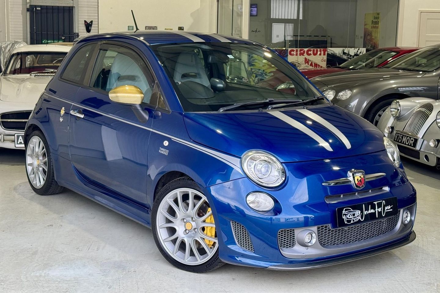 Um dos 99 Abarth Tributo Ferrari azuis à venda