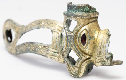 Fragmento de capacete pré-Viking dourado encontrado na Dinamarca – The History Blog