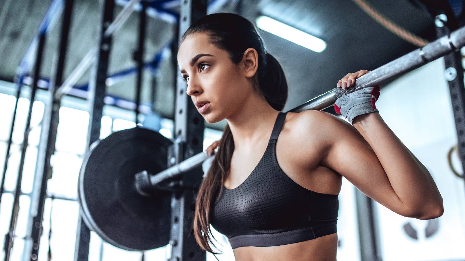 Os melhores exercícios com barra para mulheres para aumentar a força e melhorar a postura