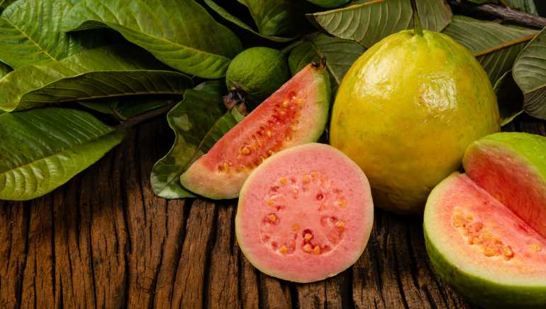 Goiaba rosa: 6 benefícios para a saúde desta fruta amiga do diabetes