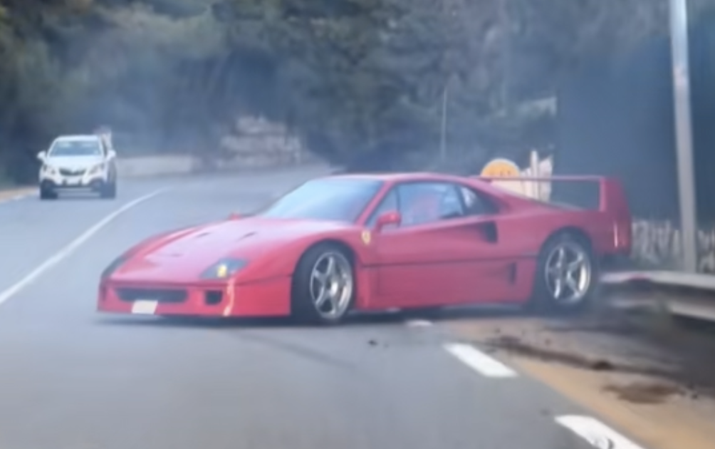 Dois acidentes da Ferrari F40 capturados pelas câmeras em um mês ruim para os fãs de supercarros