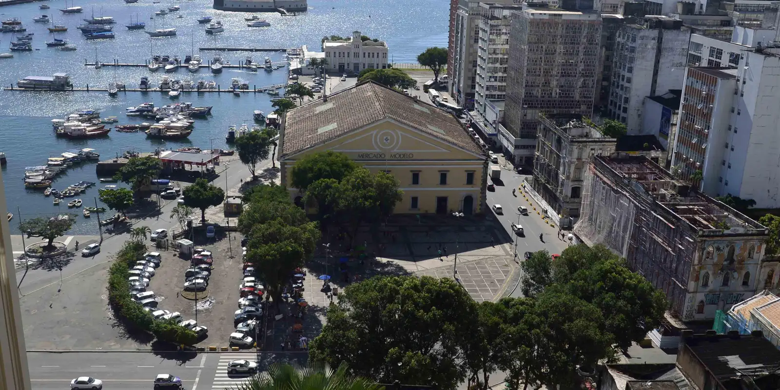 Exposição tem obra de Mário Cravo Junior com madeira do Mercado Modelo