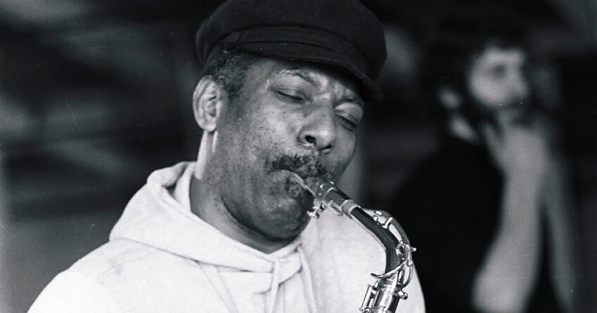 Gene Barge, saxofonista de R&B que tocou em hits de referência, morre aos 98