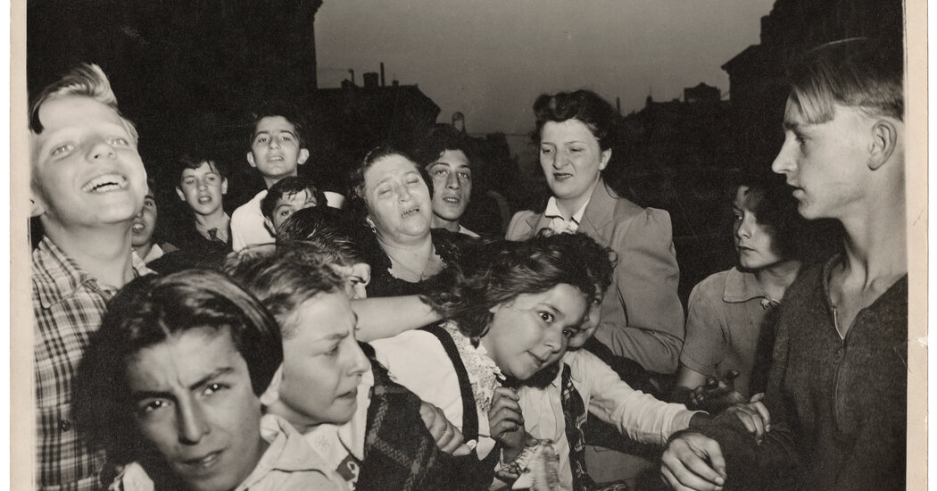 De cenas de crime a estrelas de Hollywood, Weegee quebrou todos eles