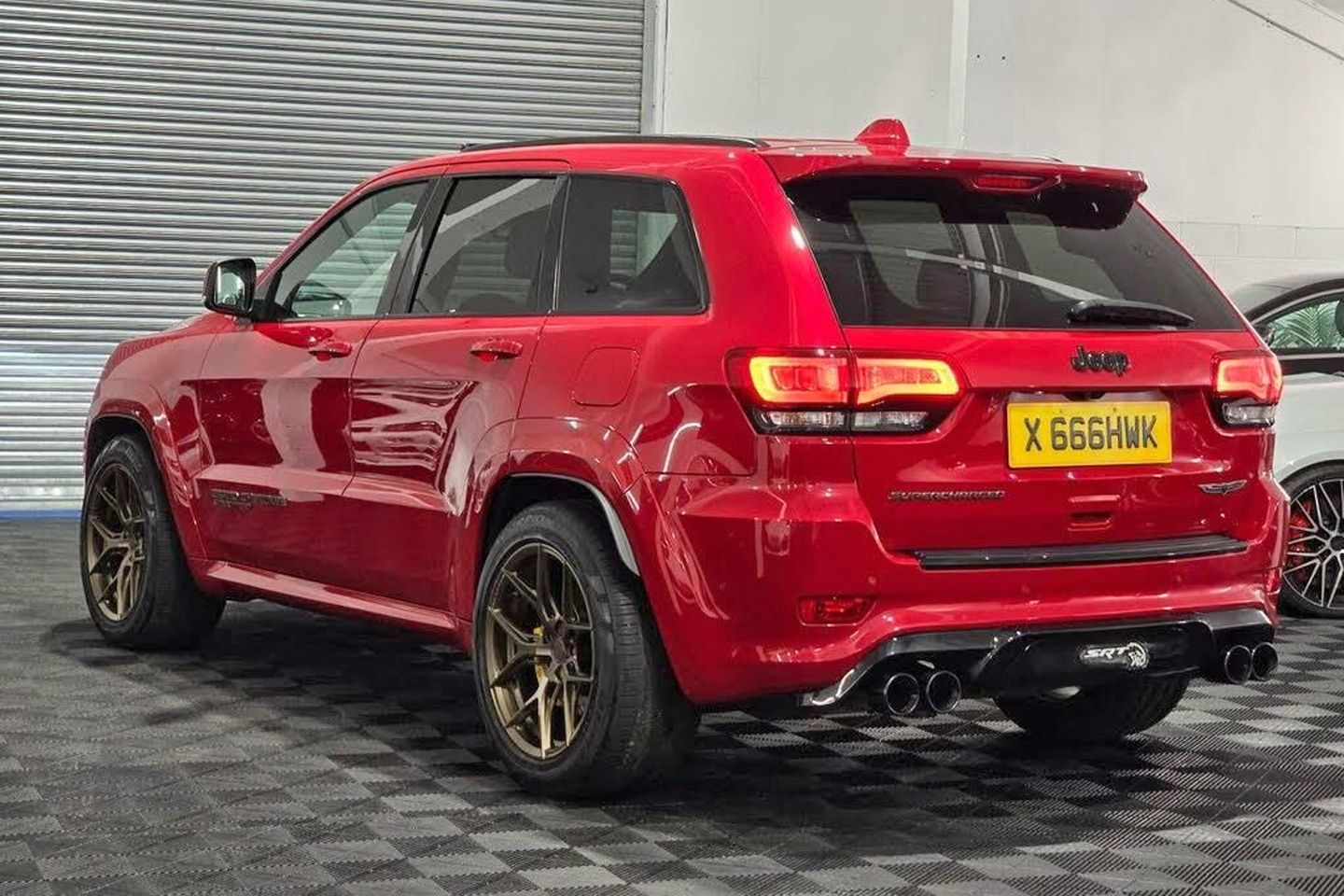 O único de 24 RHD Grand Cherokee Trackhawk à venda