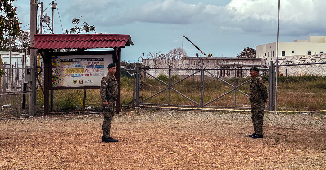 Os migrantes deportados para o panamá jungle acampamento enfrentam um futuro incerto