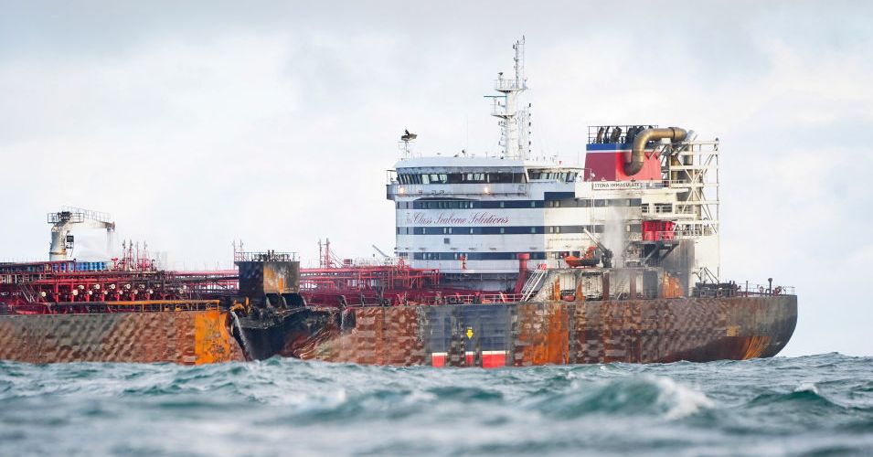 Uma colisão de navios -tanque ameaça uma das costas mais importantes do Reino Unido