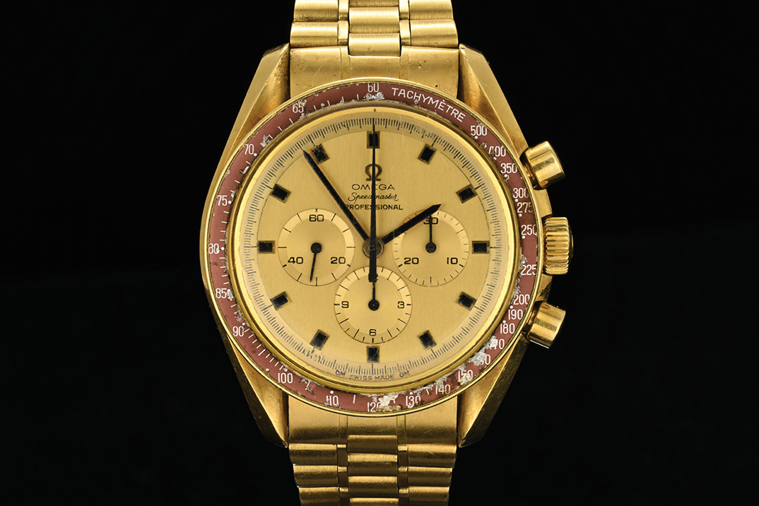 Atualmente, o Gold Omega Speedmaster pessoal de Neil Armstrong está atualmente em leilão