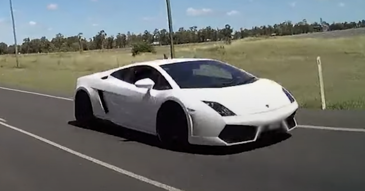 O motorista da Lamborghini perde a licença após a explosão de estrada aberta