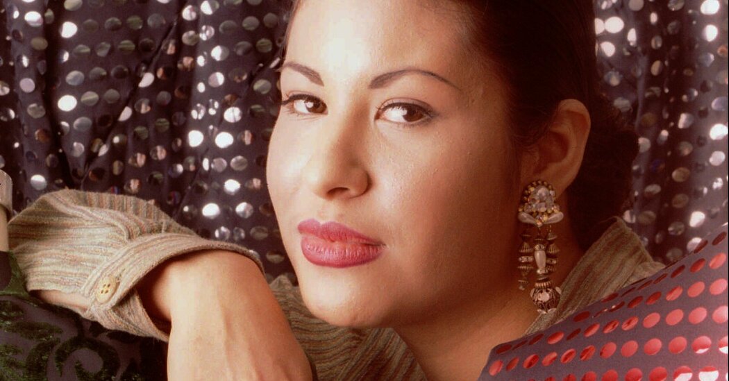 Fotos: Selena deixa para trás um legado elegante 30 anos após sua morte