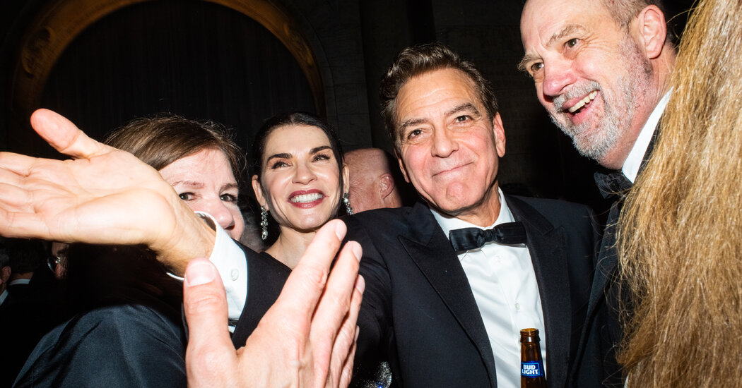 As estrelas saem para a abertura de ‘Good Night and Good Luck’ de George Clooney