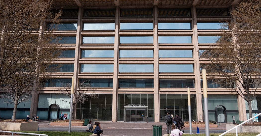 Os estados desafiam o esforço de Trump para desmontar a agência de bibliotecas