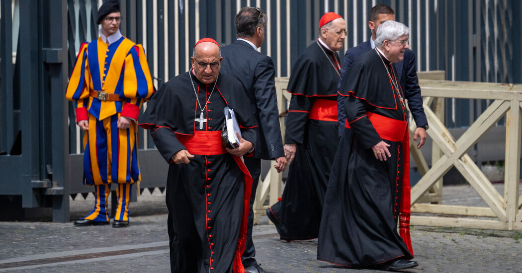 Os enlutados prestam respeito ao Papa Francisco como Cardinals Fine Tune Funeral Planos