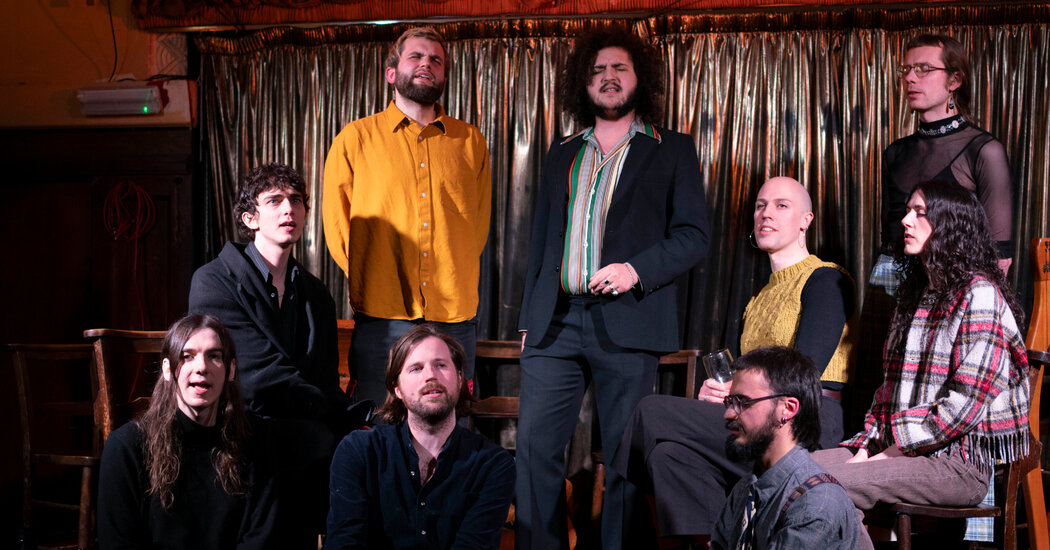 As bandas folclóricas do Reino Unido usam cantores centenários para discutir a abolição da prisão, os direitos trans e a economia do show