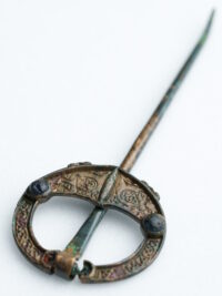 Broche medieval inicial encontrado durante as obras rodoviárias – o blog de história
