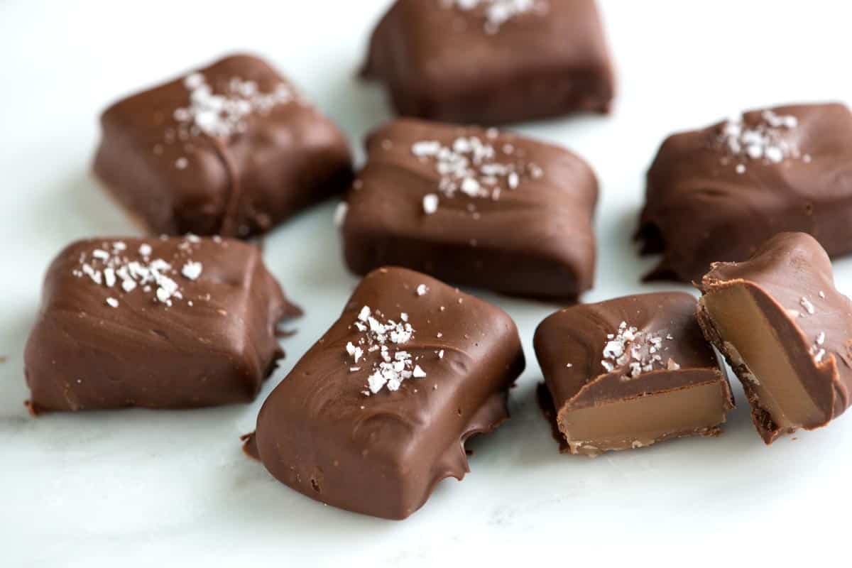 Caramelos cobertos de chocolate salgado