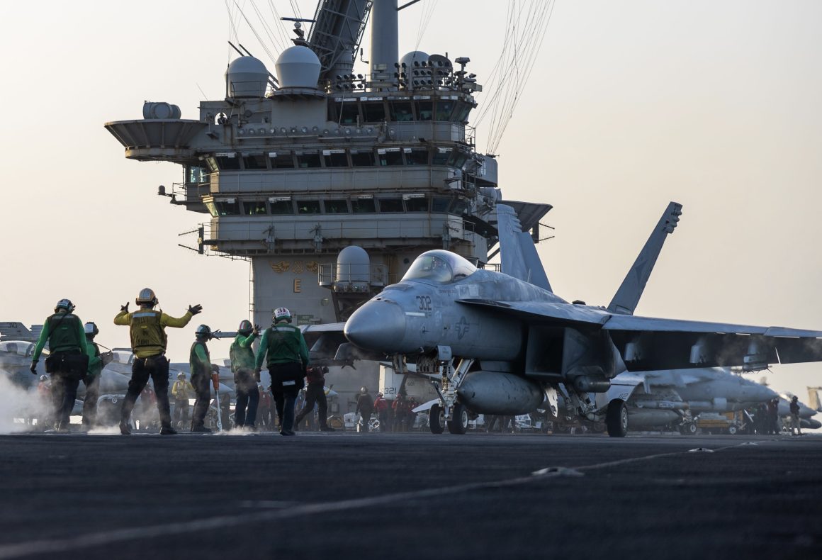 Super Hornet cai do porta -aviões no Mar Vermelho