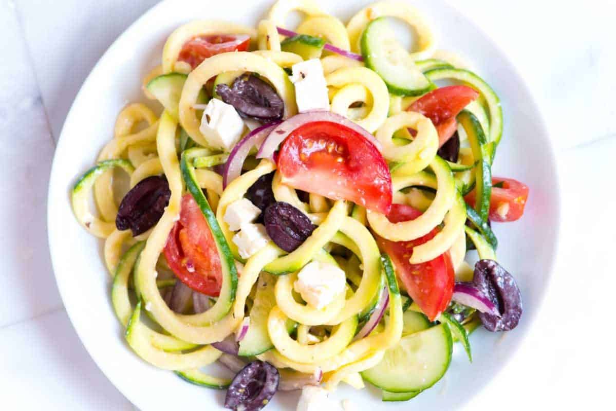 Receita de salada de macarrão de abobrinha mediterrânea