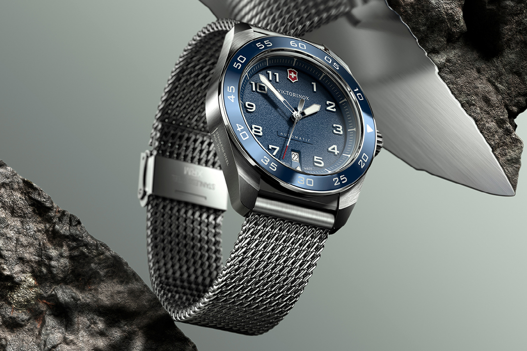 Victorinox Blends se forma e funcione com seu relógio automático do Exército suíço