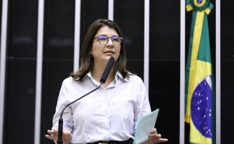 Comissão aprova criação de política de atendimento a brasileiras emigrantes em repartições consulares – Notícias