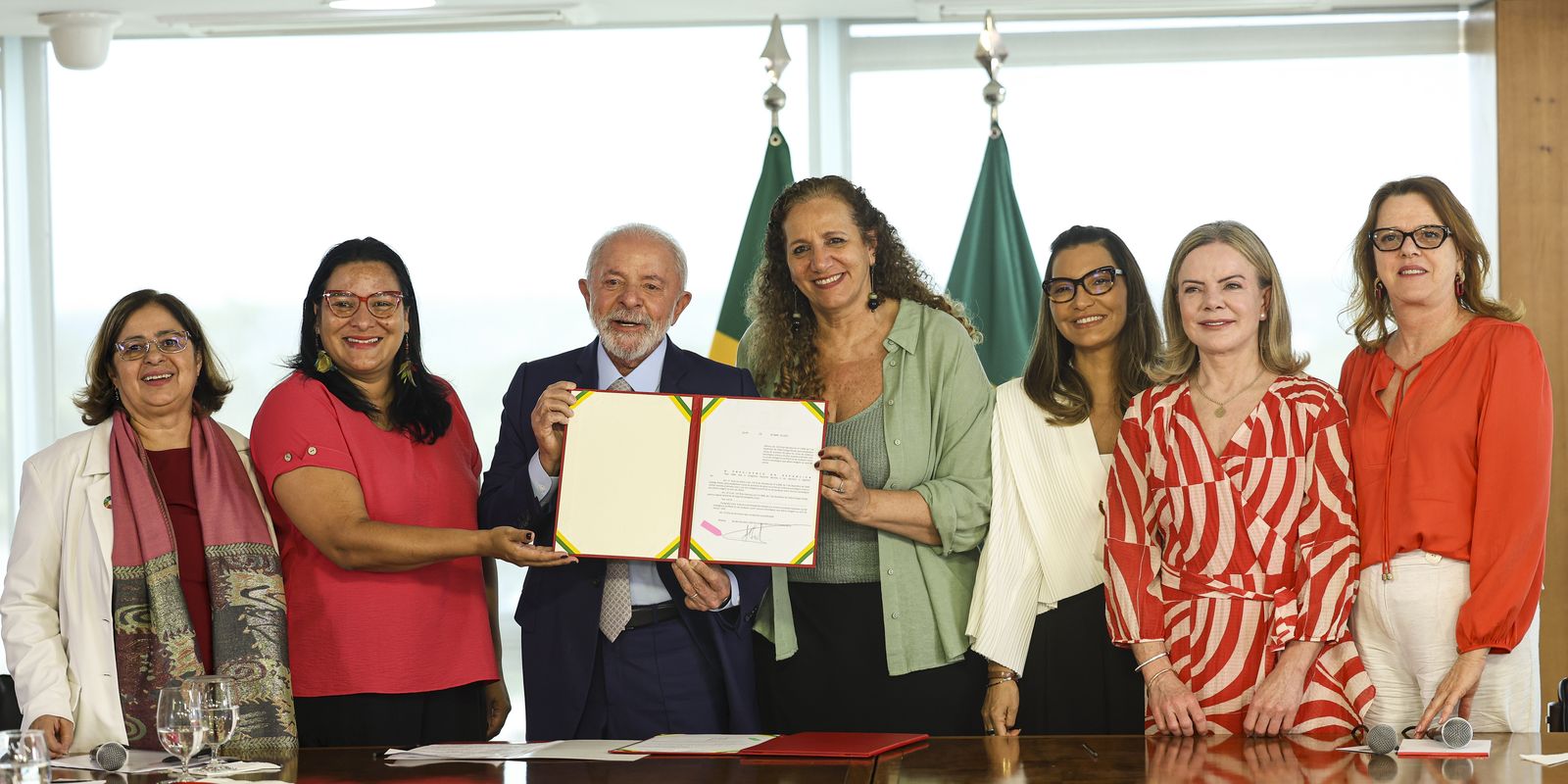 Lula sanciona leis para proteção de direitos das mulheres