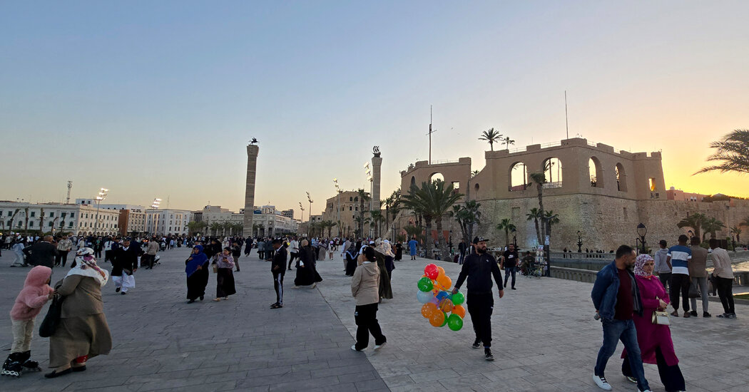 O governo Trump planeja enviar migrantes para a Líbia em um voo militar