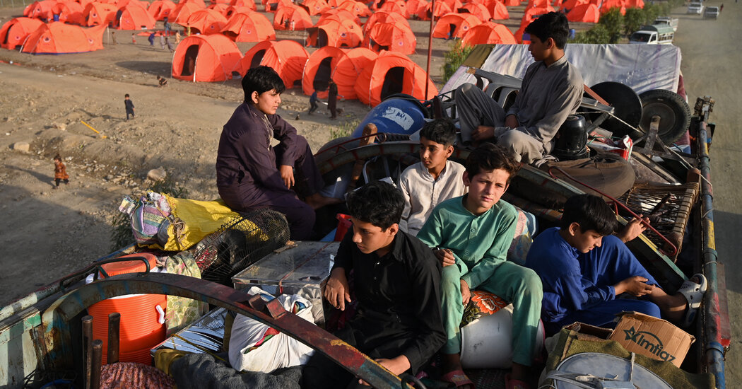 As famílias são divididas quando o Paquistão deporta milhares de refugiados afegãos