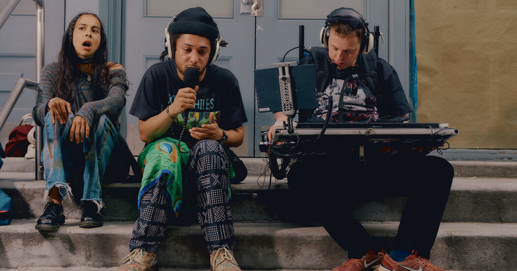 Ariathome caminha pelas ruas, fazendo batidas (e novos amigos)