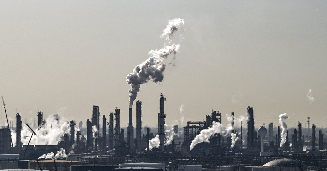 Os preços do petróleo caem à medida que a OPEP aumenta o fornecimento, apesar dos temores de uma desaceleração econômica