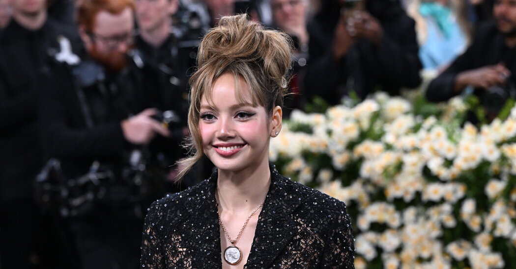 De quem está o rosto no traje de renda do cantor de K-pop Lisa?
