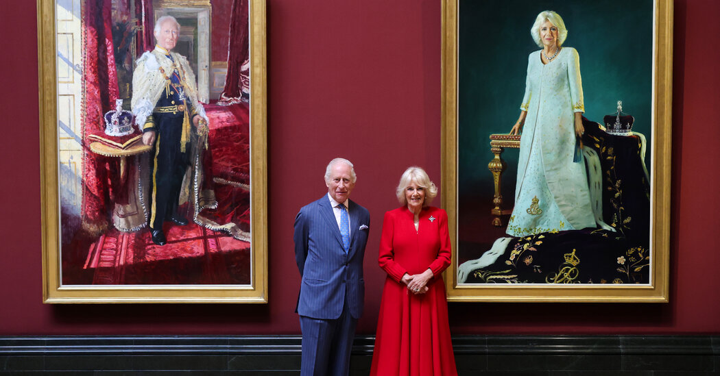 O rei Carlos III e a rainha Camilla revelam retratos da coroação