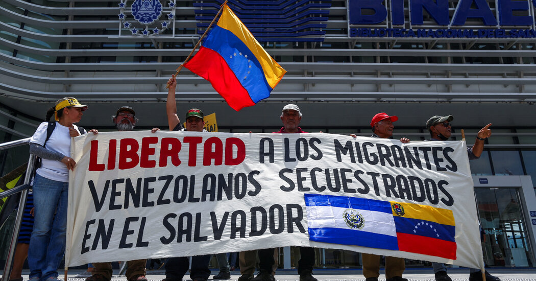 El Salvador colocou Trump Deportes atrás das grades. Agora suas famílias estão processando.