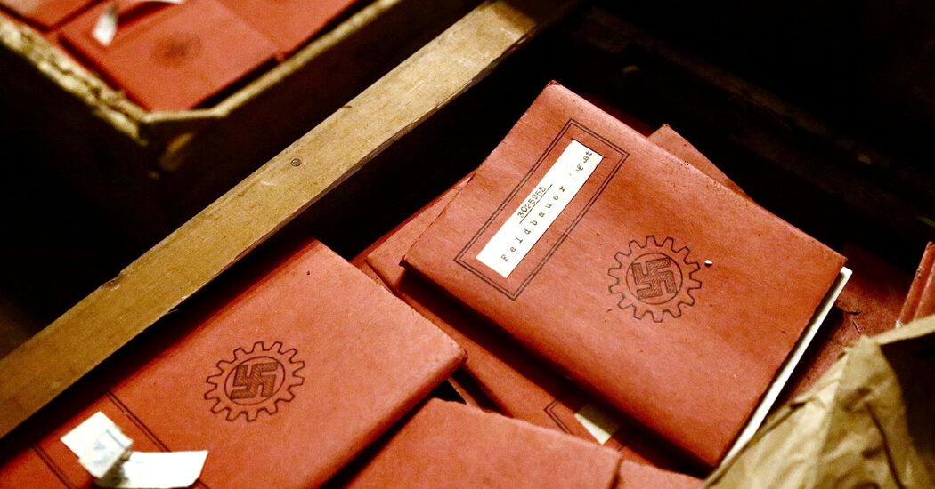 Caixas de material nazista são encontradas após décadas no porão do Tribunal da Argentina