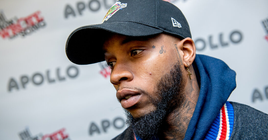 Tory Lanez é atacado por outro preso na prisão