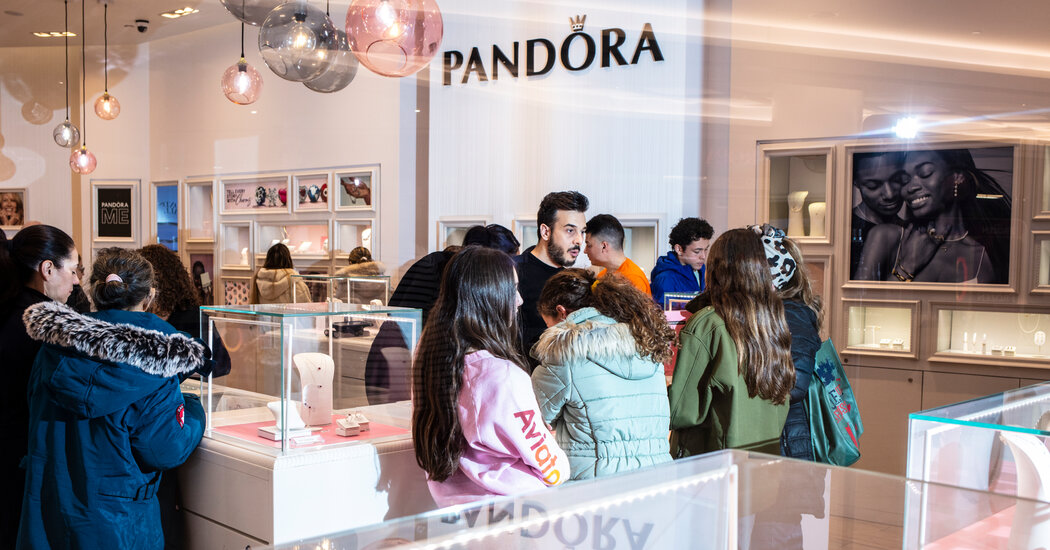 Como Pandora está sobrevivendo à guerra comercial de Trump