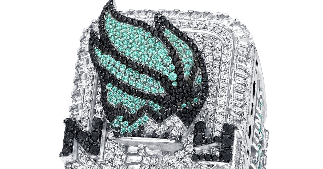 O anel de campeonato de Nova York Liberty é o primeiro de várias maneiras