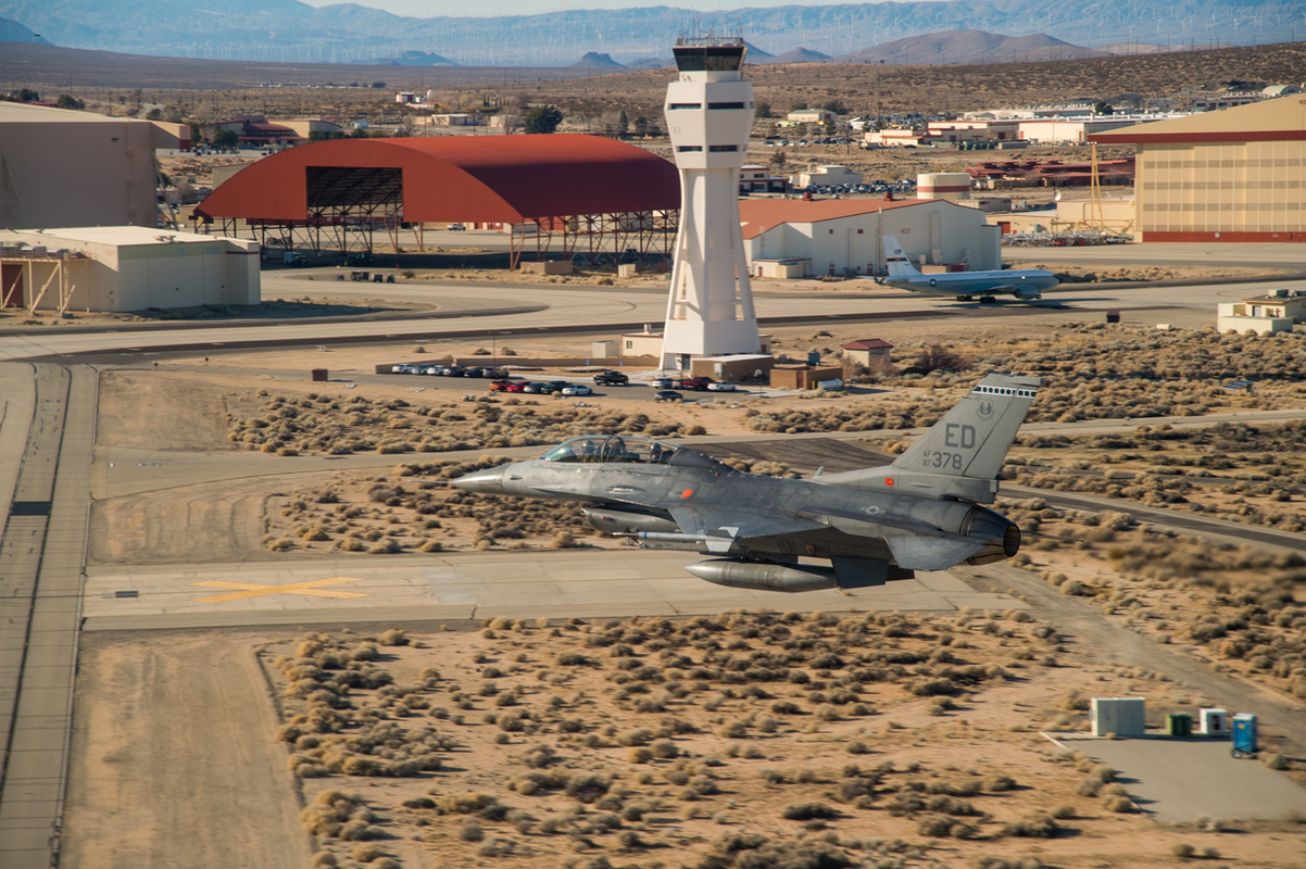 Idéias inovadoras para testes e manutenção no tanque de faísca Edwards AFB