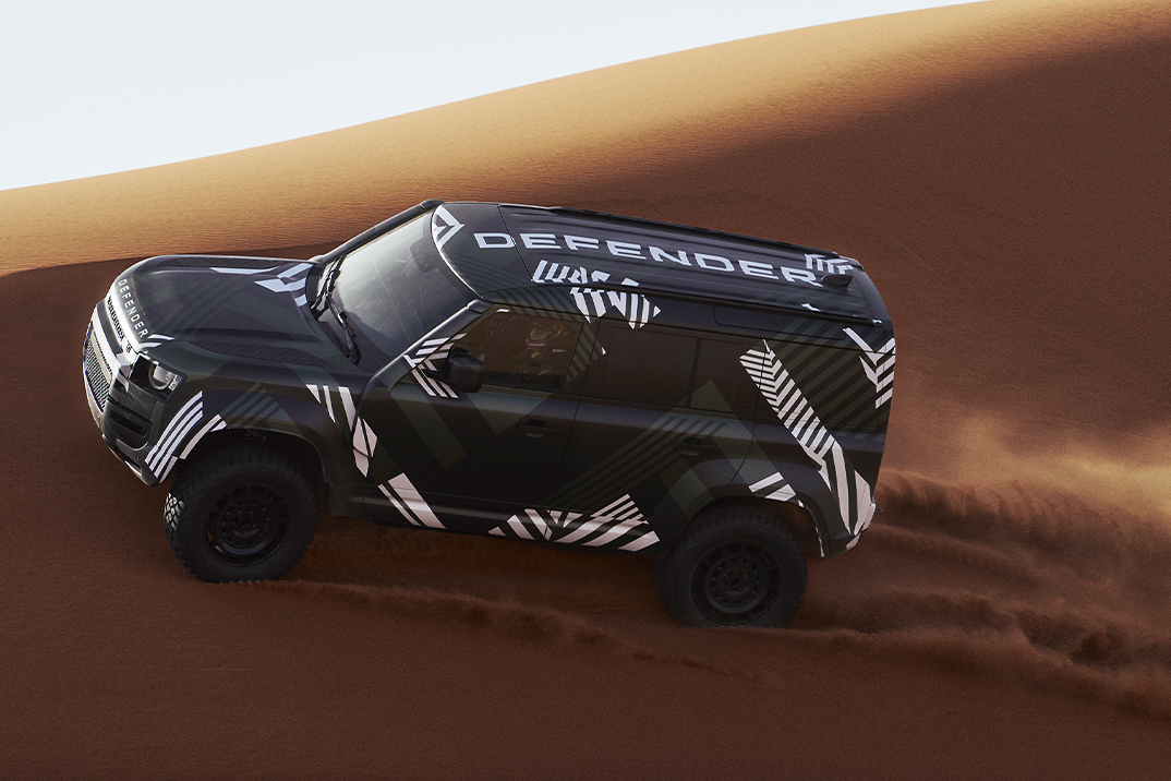 Land Rover derruba um zagueiro D7X-R que foi construído para conquistar o terreno mais mortal de Dakar