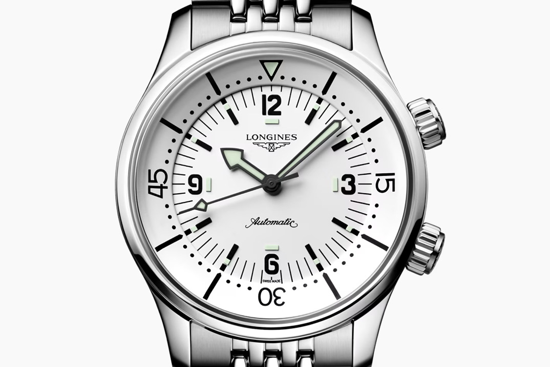 Longines veste seu mergulhador de lendas em branco para o verão