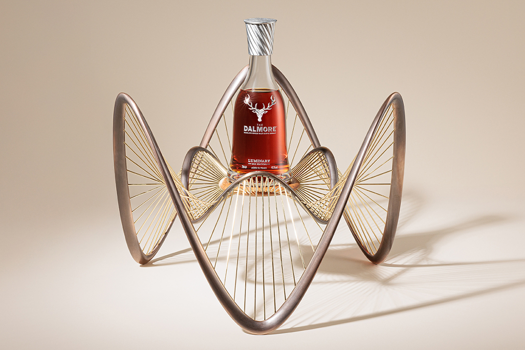 O Dalmore colocou sua luminar nº 3 raro escocês de 52 anos nesta escultura flutuante de metal