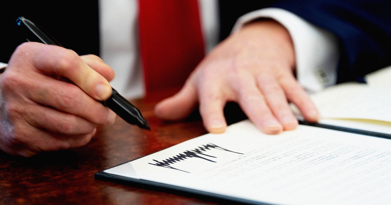 Trump assina a lei controversa direcionada ao conteúdo sexual não consensual