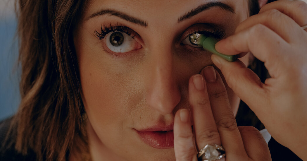 Os olhos protéticos de Christina Leitzel são projetados para se destacar